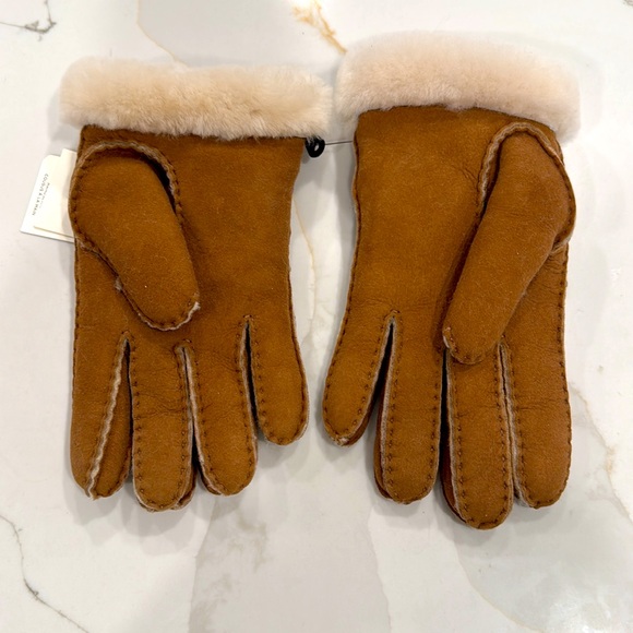 ✨ UGG® Genuine Dyed Shearling Suede Gloves– Chestnut – Ultra Soft & Gift-Ready ✨ - Picture 5 of 9